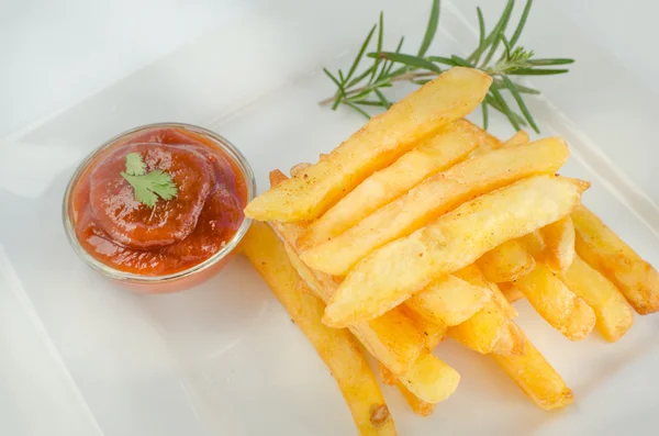Frietjes met ketchup — Stockfoto