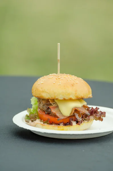 Hamburger di manzo con burro alle erbe — Foto Stock