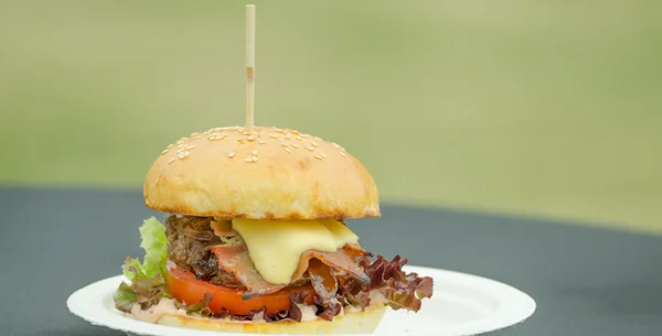 Hamburger di manzo con burro alle erbe — Foto Stock