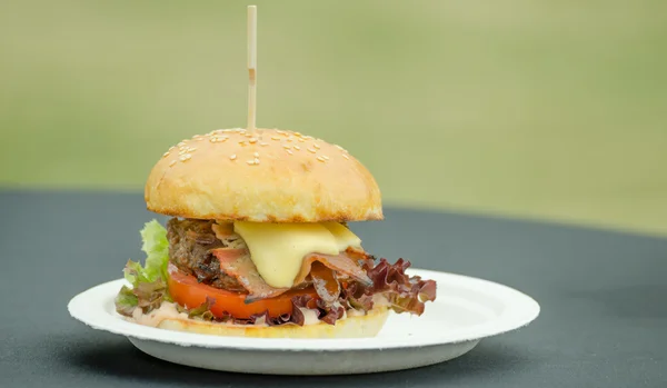 Hamburger di manzo con burro alle erbe — Foto Stock