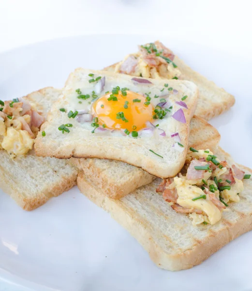 トーストの内部卵の目玉焼き、スクランブル — ストック写真