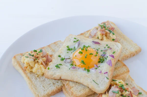Smażone jajko wewnątrz tosty, jajecznica — Zdjęcie stockowe