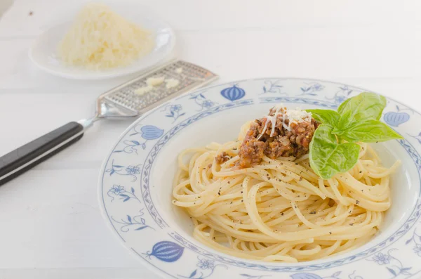 Spaghetti Bolognese auf Holztisch — Stockfoto