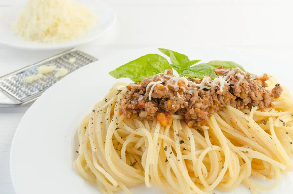 Spaghetti bolognesi su tavola di legno — Foto Stock