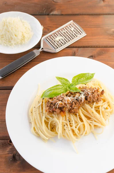 Spaghetti Bolognese auf Holztisch — Stockfoto