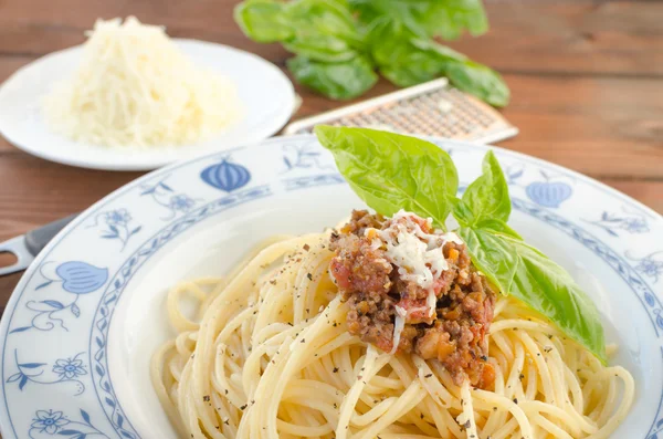 Spaghetti bolognesi su tavola di legno — Foto Stock