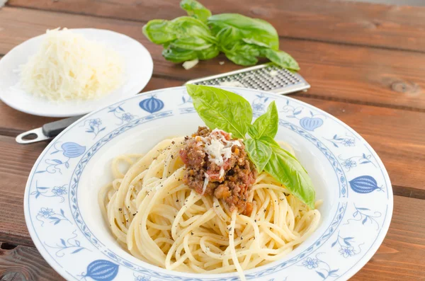 Espaguetis Boloñés sobre mesa de madera — Foto de Stock