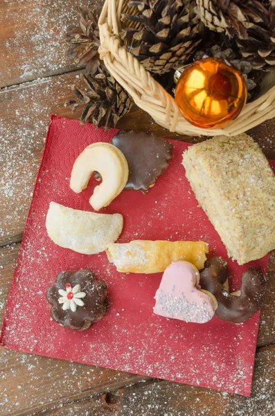 Doces de Natal com pinecone em punnet — Fotografia de Stock