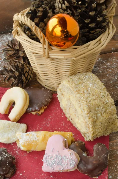Boże Narodzenie słodycze z szyszka w koszyczek drobnych — Zdjęcie stockowe