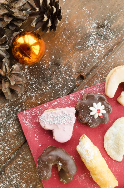 Dulces de Navidad con piña en punnet —  Fotos de Stock