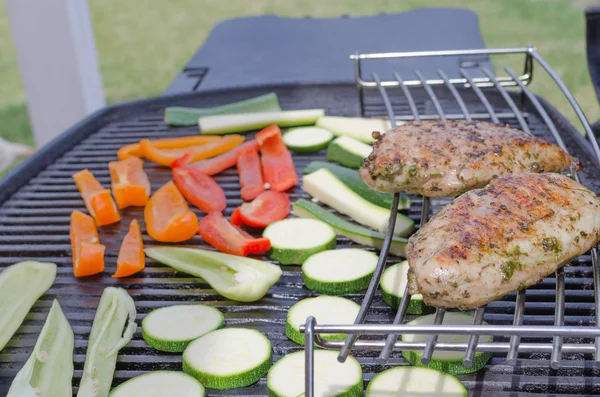 Pavo a la parrilla con verduras asadas — Foto de Stock