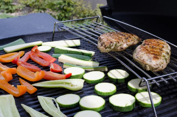 Pavo a la parrilla con verduras asadas — Foto de Stock