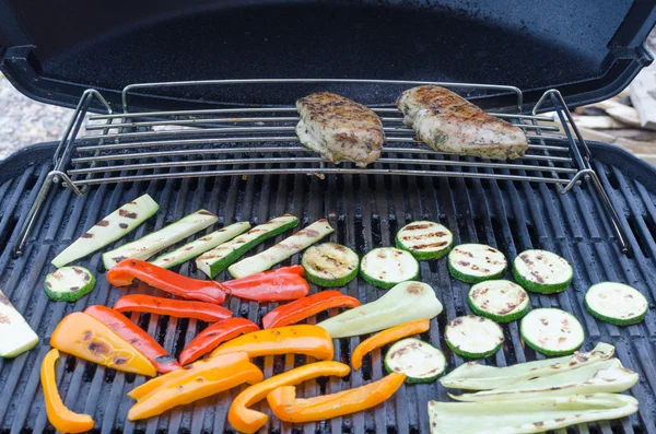 Pavo a la parrilla con verduras asadas — Foto de Stock