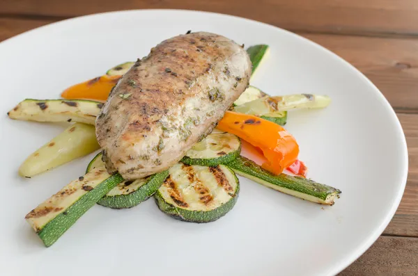 Gegrilde kalkoen met geroosterde groenten — Stockfoto