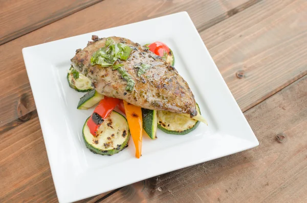 Pavo a la parrilla con verduras asadas — Foto de Stock