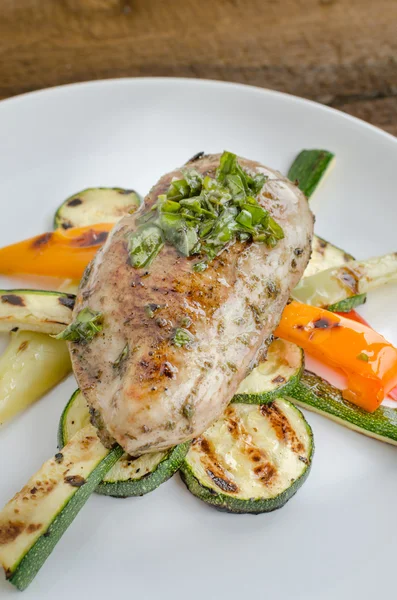 Pavo a la parrilla con verduras asadas — Foto de Stock