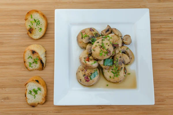 蘑菇沙拉配烤面包 — 图库照片