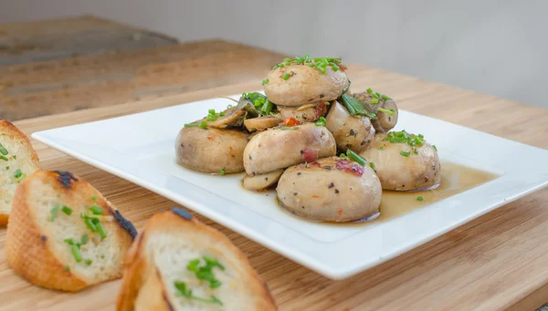 Pilzsalat mit Toast — Stockfoto