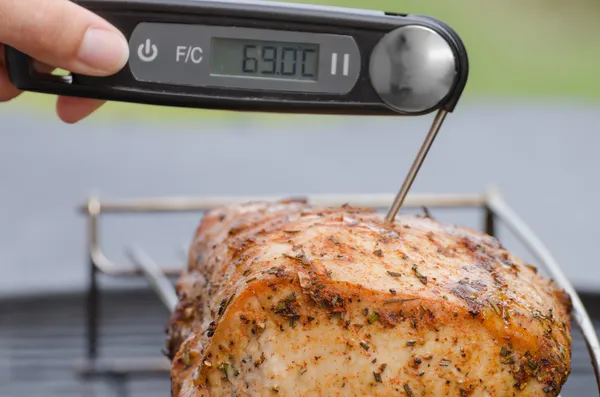 Schweinebraten auf dem Grill mit Thermometer — Stockfoto