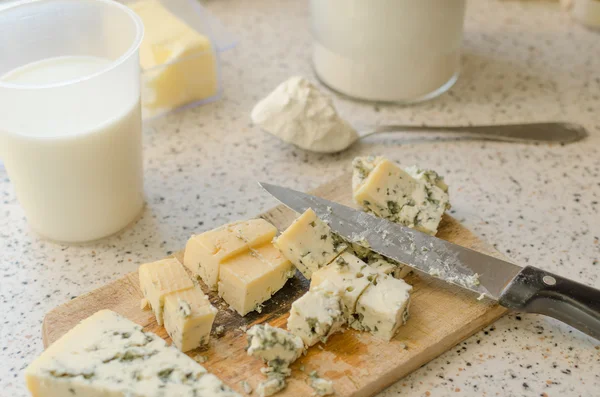 Blauwe kaas gesneden op houten plaat — Stockfoto