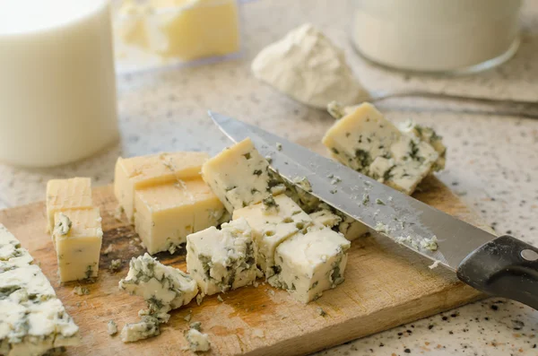 Μπλε τυρί κοπεί στο ξύλινο πιάτο — Φωτογραφία Αρχείου