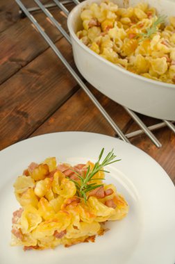 paked makarna ile jambon, yumurta