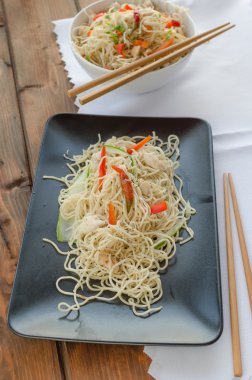 Çin eriştesi wth biber biber