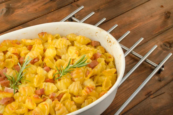 Paked pasta with ham, eggs — Stock Photo, Image