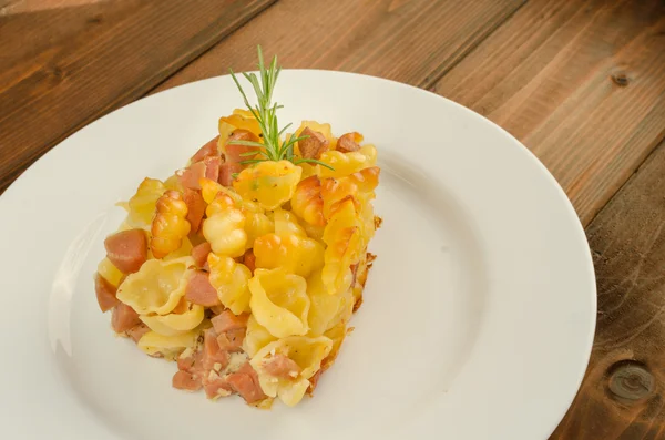 Paked pasta with ham, eggs — Stock Photo, Image