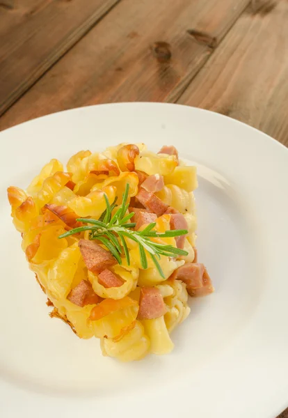 Pasta con jamón, huevos —  Fotos de Stock