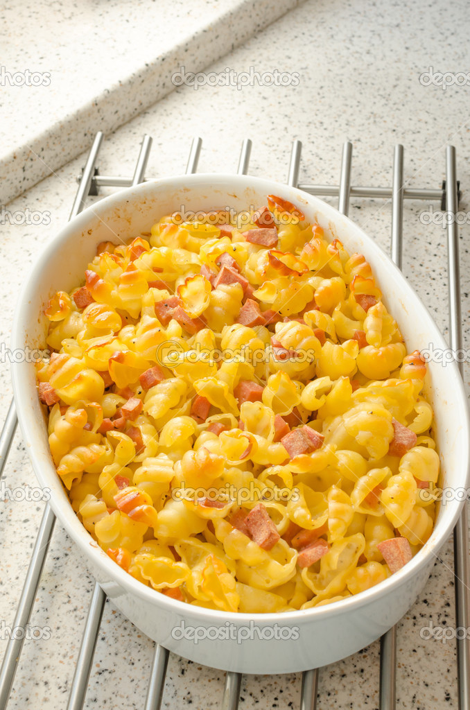 Paked pasta with ham, eggs
