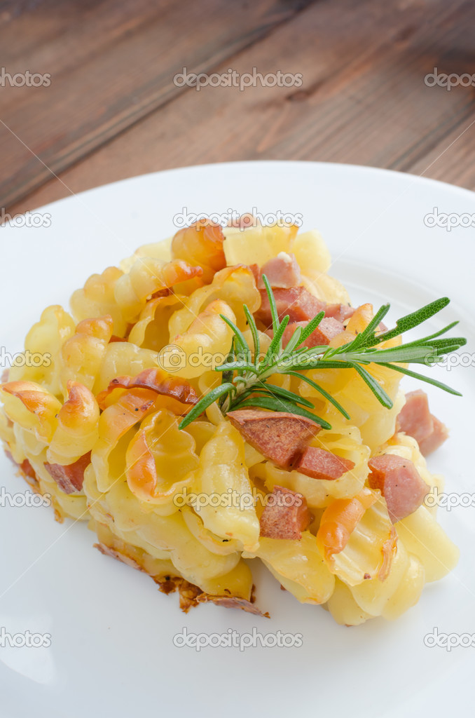 Paked pasta with ham, eggs