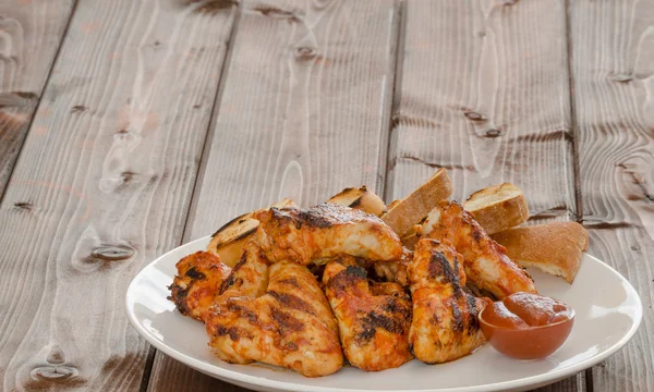 Kippenvleugels op grill — Stockfoto