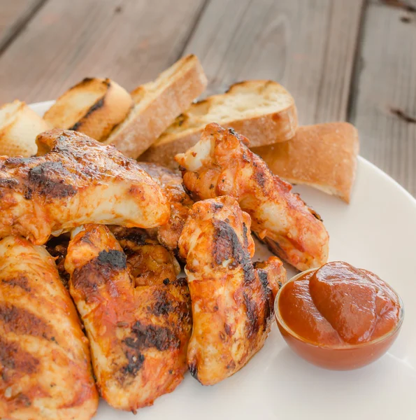 Kippenvleugels op grill — Stockfoto