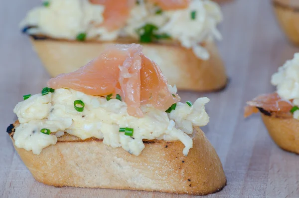 Tostadas con salmón ahumado con huevos revueltos —  Fotos de Stock