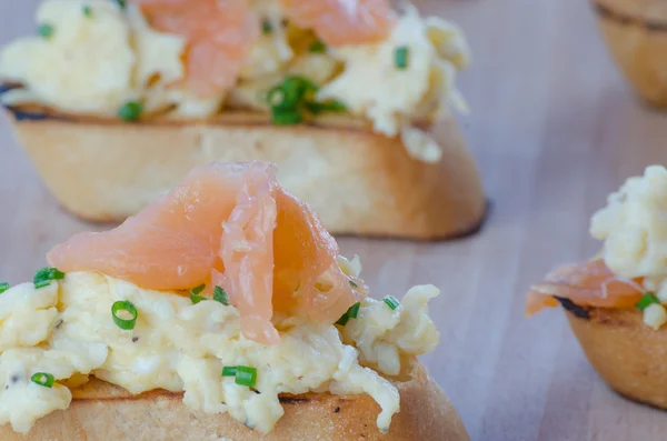 Tostadas con salmón ahumado con huevos revueltos —  Fotos de Stock