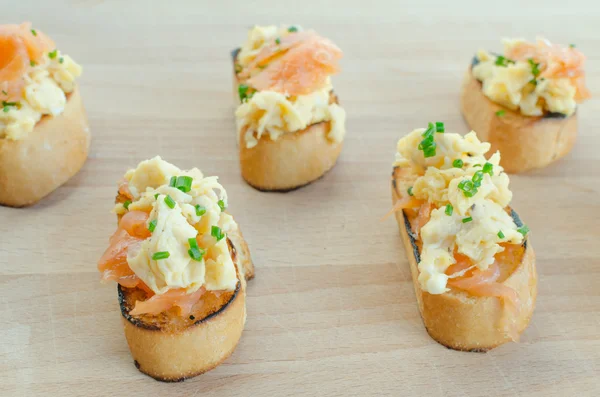 Tostadas con salmón ahumado con huevos revueltos —  Fotos de Stock