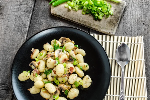 Pastas de ñoquis con jamón, cebolla de primavera — Foto de Stock