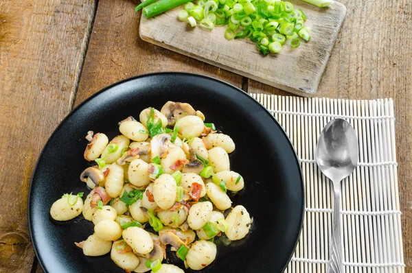 Pasta gnocchi con prosciutto, cipollotto — Foto Stock