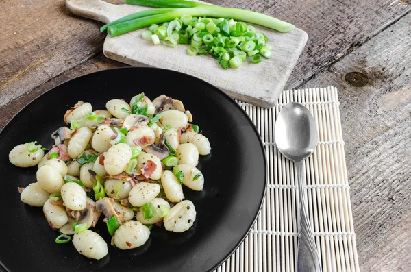 Pastas de ñoquis con jamón, cebolla de primavera —  Fotos de Stock