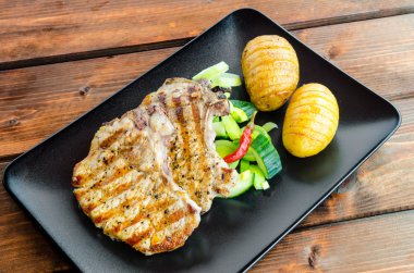 ızgara pirzola kavrulmuş patates ve sebze ile