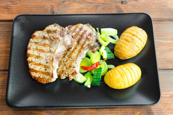 Chuleta a la parrilla con verduras y patatas asadas —  Fotos de Stock