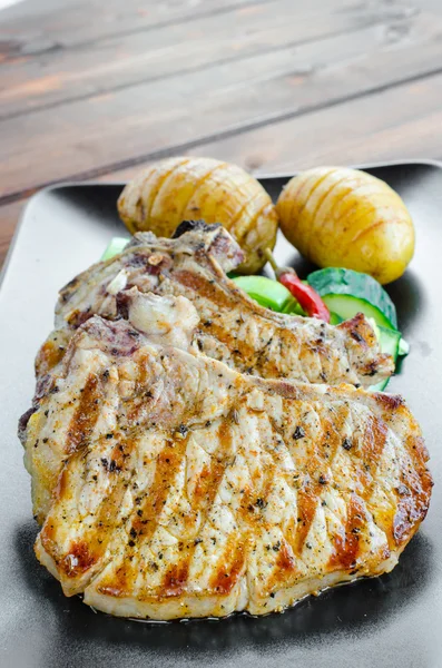 Chuleta a la parrilla con verduras y patatas asadas — Foto de Stock