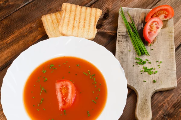 Sup tomat dengan roti panggang dan chive — Stok Foto