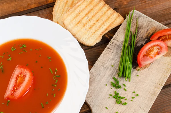Sopa de tomate con tostadas y cebollino —  Fotos de Stock