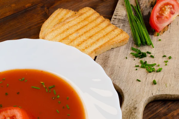 Sup tomat dengan roti panggang dan chive — Stok Foto