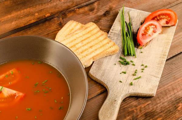 Tomatsoppa med rostat bröd och gräslök — Stockfoto