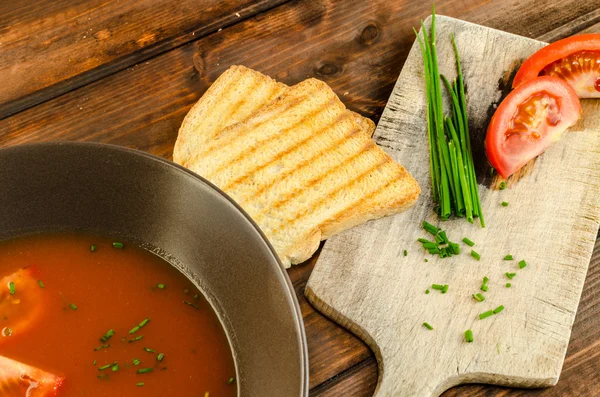 Tomatsoppa med rostat bröd och gräslök — Stockfoto