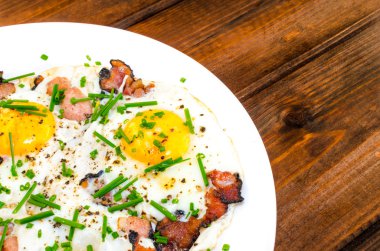 sosis, yumurta ve kızarmış tost ile bıçak