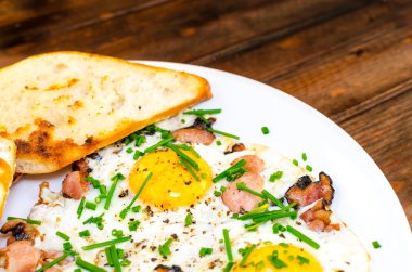 sosis, yumurta ve kızarmış tost ile bıçak
